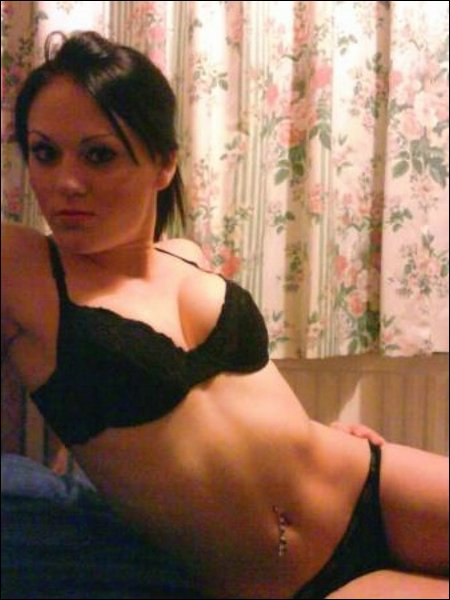 Vecinilla amateur cachonda entre sus juguetes
