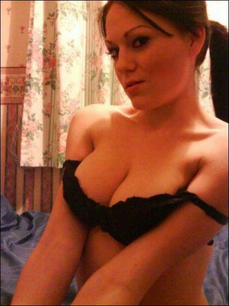 Vecinilla amateur cachonda entre sus juguetes