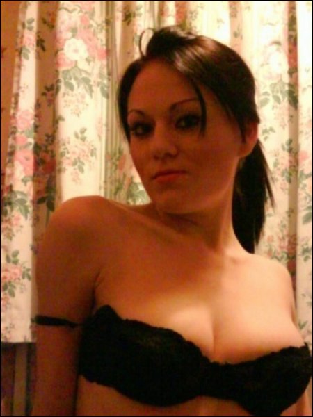 Vecinilla amateur cachonda entre sus juguetes