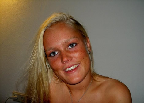 Rubia jovencita con ganas de tener sexo por webcam