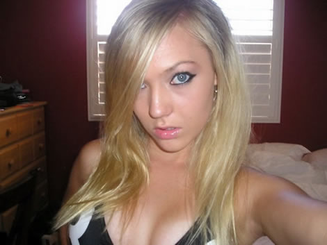 Rubia jovencita pone ardiente para las fotos