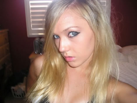 Rubia jovencita pone ardiente para las fotos