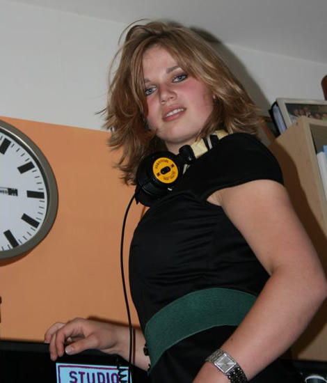 Mi vecina dj es una guarra