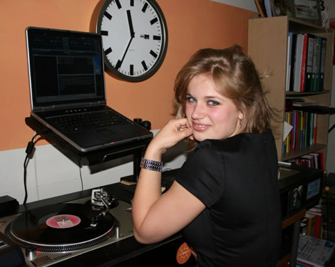 Mi vecina dj es una guarra