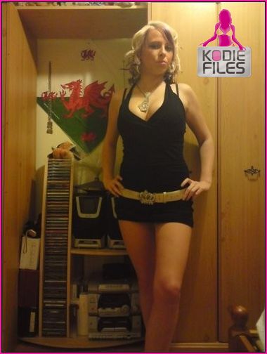 Chica rubia en su sala de cibersexo