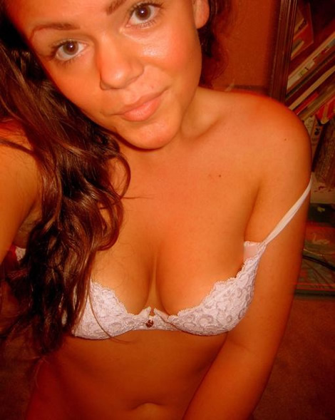 Una t�mida jovencita tetona