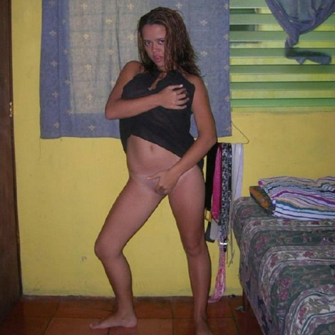 Latina cachonda se masturba el chocho
