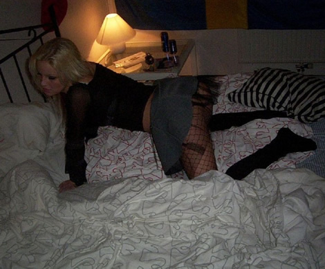 Rubia macizorra conecta al videochat sexo