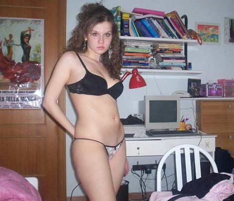 Puta sexy desnud�ndose en su piso