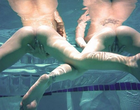Putas lesbianas en la piscina