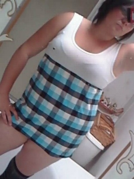 Gorda emo amateur se hace fotos desnuda