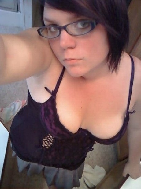 Gorda emo amateur se hace fotos desnuda