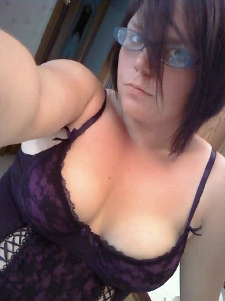 Gorda emo amateur se hace fotos desnuda