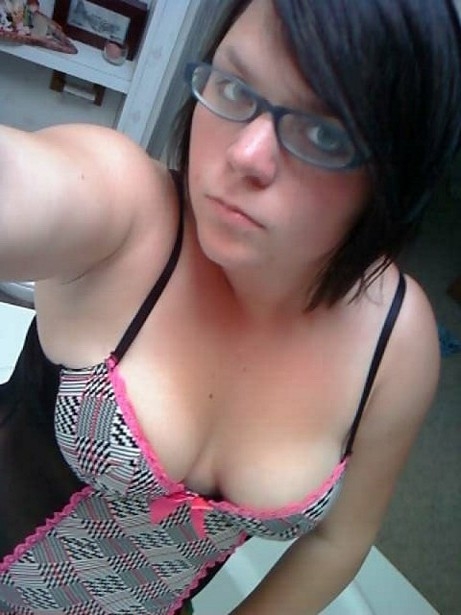 Gorda emo amateur se hace fotos desnuda