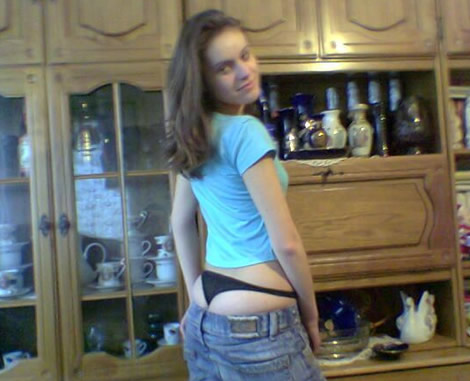 Atrevida vecina amateur adicta al cibersexo