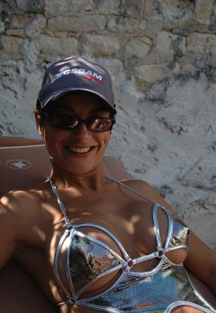 Chica casera con un pedazo de tetas