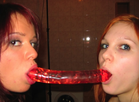 Dos zorras que comparten un dildo