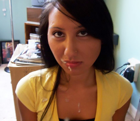 Latina casera se echa una mamada