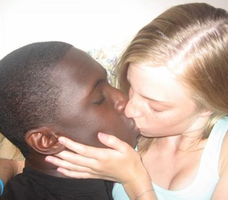 Rubia mamando una enorme polla negra