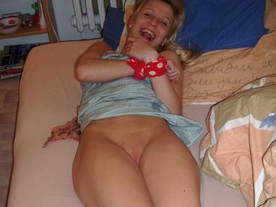 Rubia atada de pies y manos