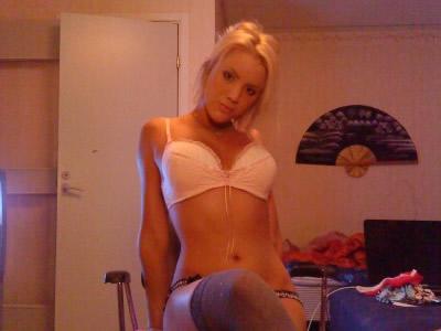 Sexo en vivo con jovencita rubia tetona