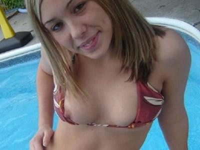 Vecina casera con bikini en webcam porno