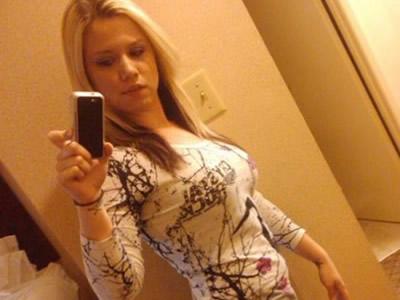 Rubia de pechos grandes y un lindo culo