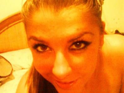 Rubia caserilla adicta al chat porno