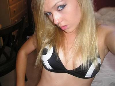 Rubia jovencita pone ardiente para las fotos